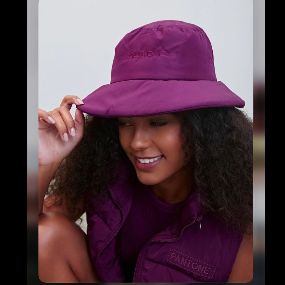 BNWT Embroidered Pantone Bucket Hat